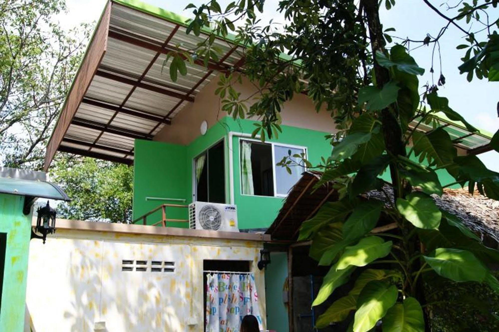 Oyo 1163 Eden Hostel Patong Exterior foto